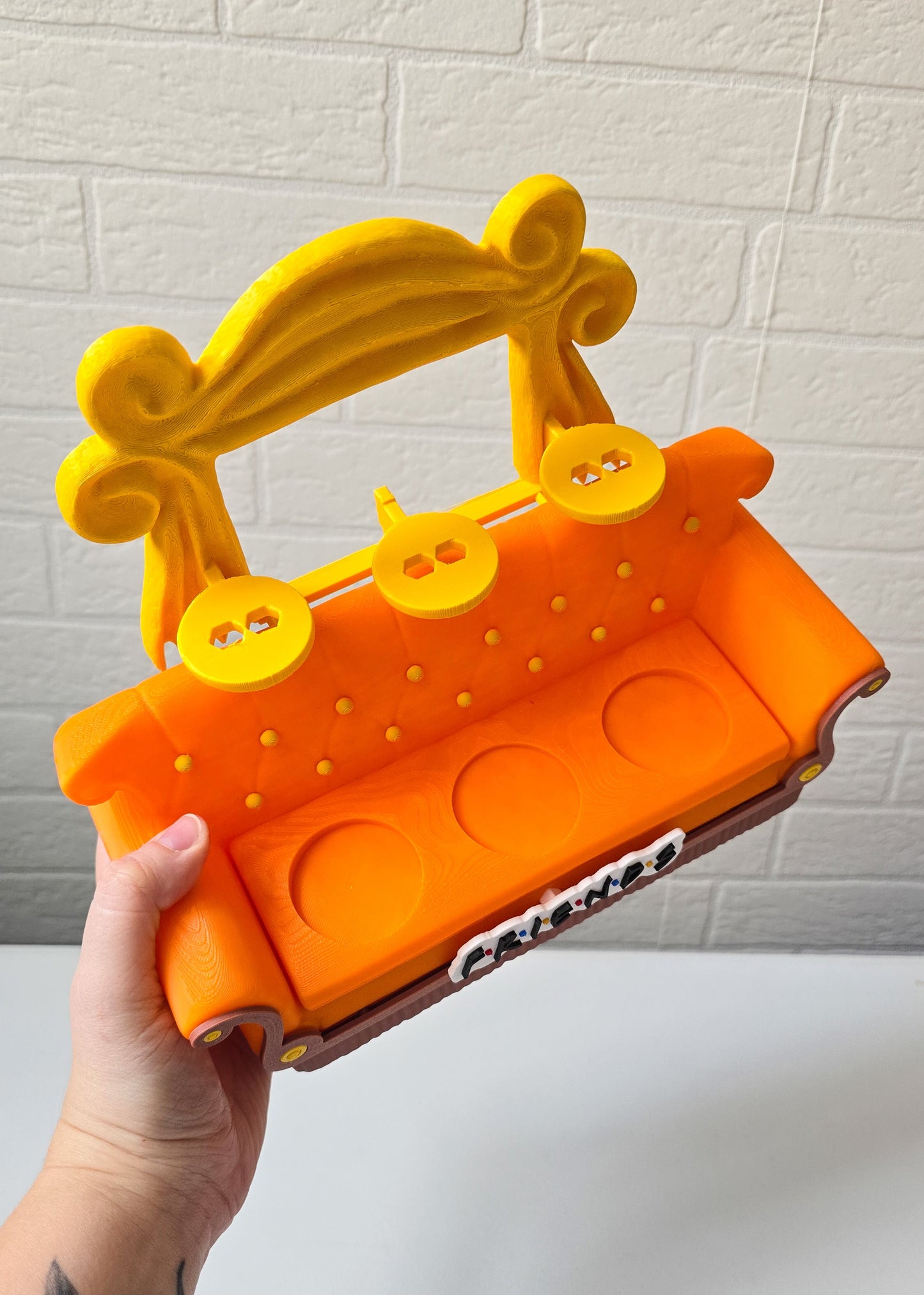 Kanapa inspirowana serialem „Przyjaciele” – na 6 figurek z McDonald’s