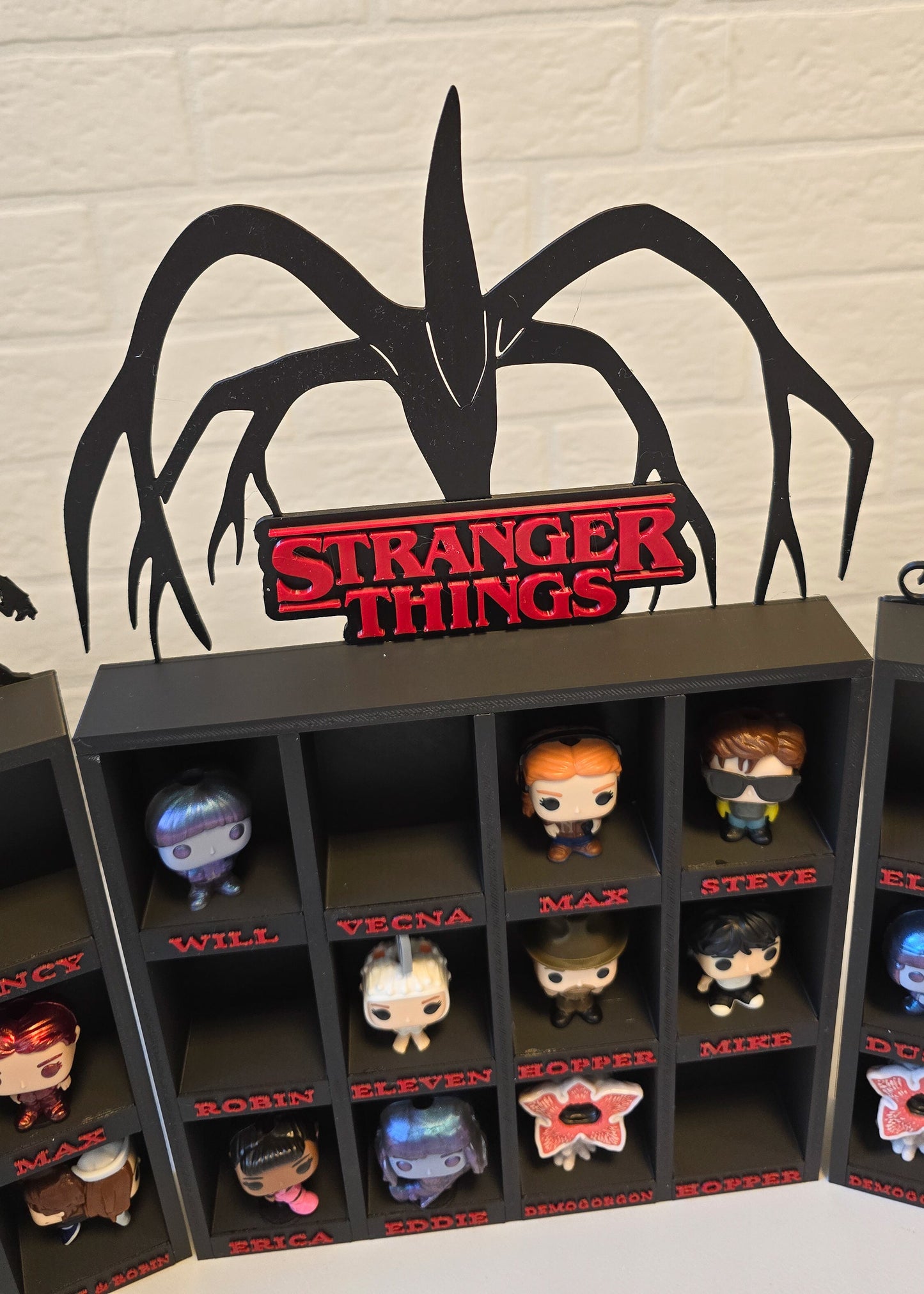 Stand na figurki inspirowany kolekcją Stranger Things