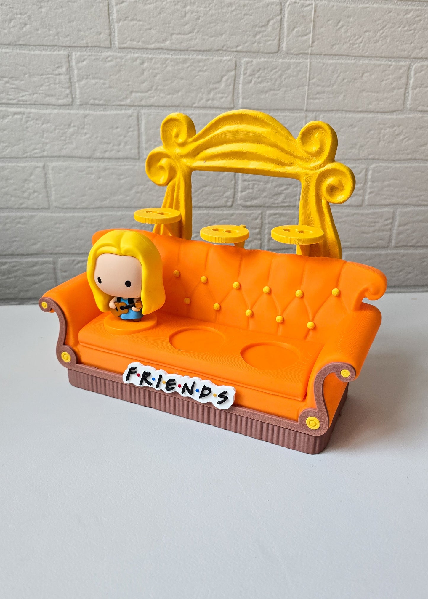 Kanapa inspirowana serialem „Przyjaciele” – na 6 figurek z McDonald’s