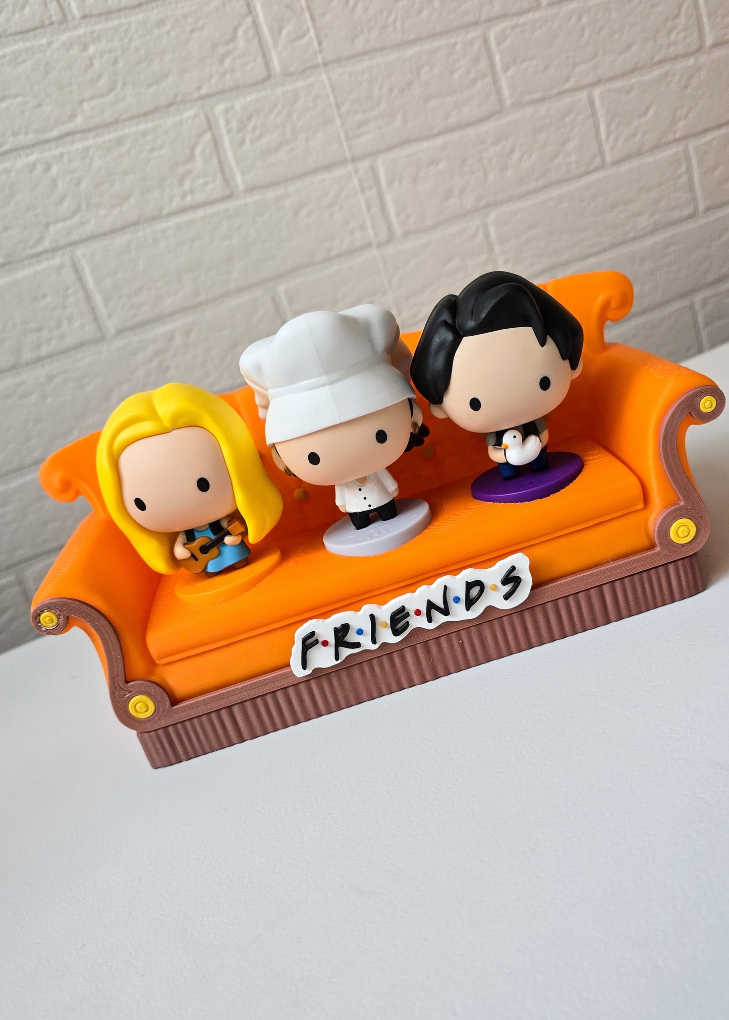 Kanapa inspirowana serialem „Przyjaciele” – na 3 figurki z McDonald’s