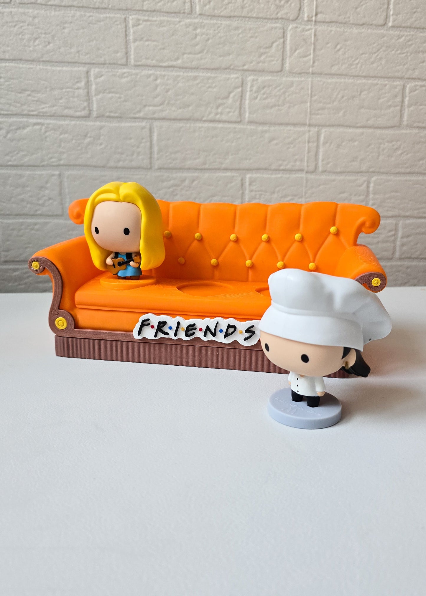 Kanapa inspirowana serialem „Przyjaciele” – na 3 figurki z McDonald’s