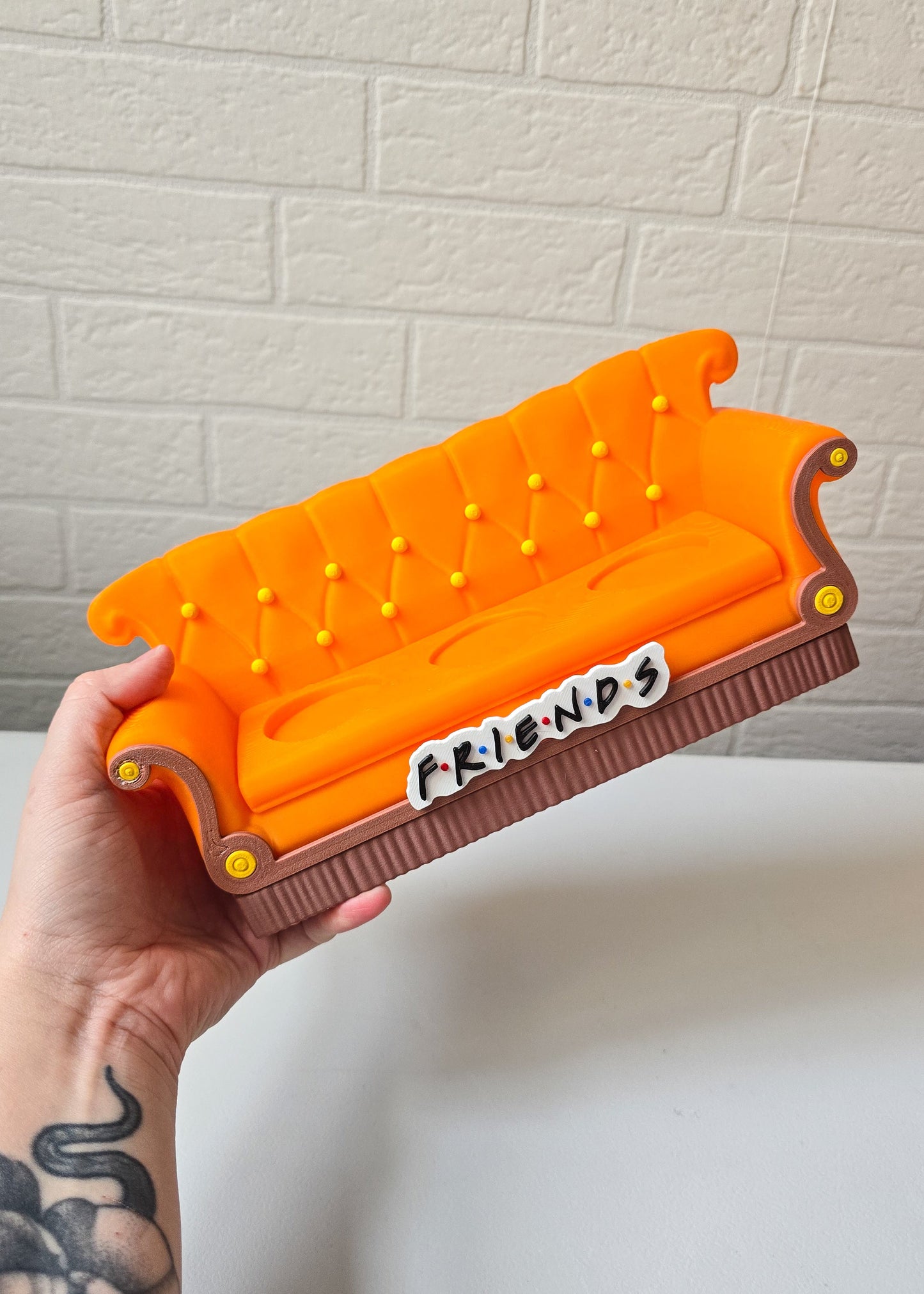 Kanapa inspirowana serialem „Przyjaciele” – na 3 figurki z McDonald’s