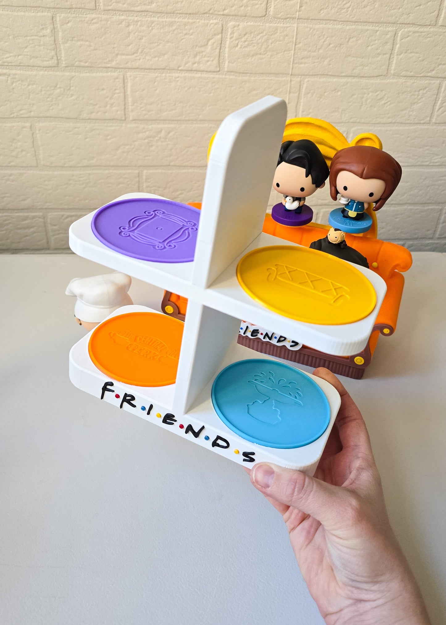 Biały stojak na kubki inspirowany serialem "Przyjaciele"