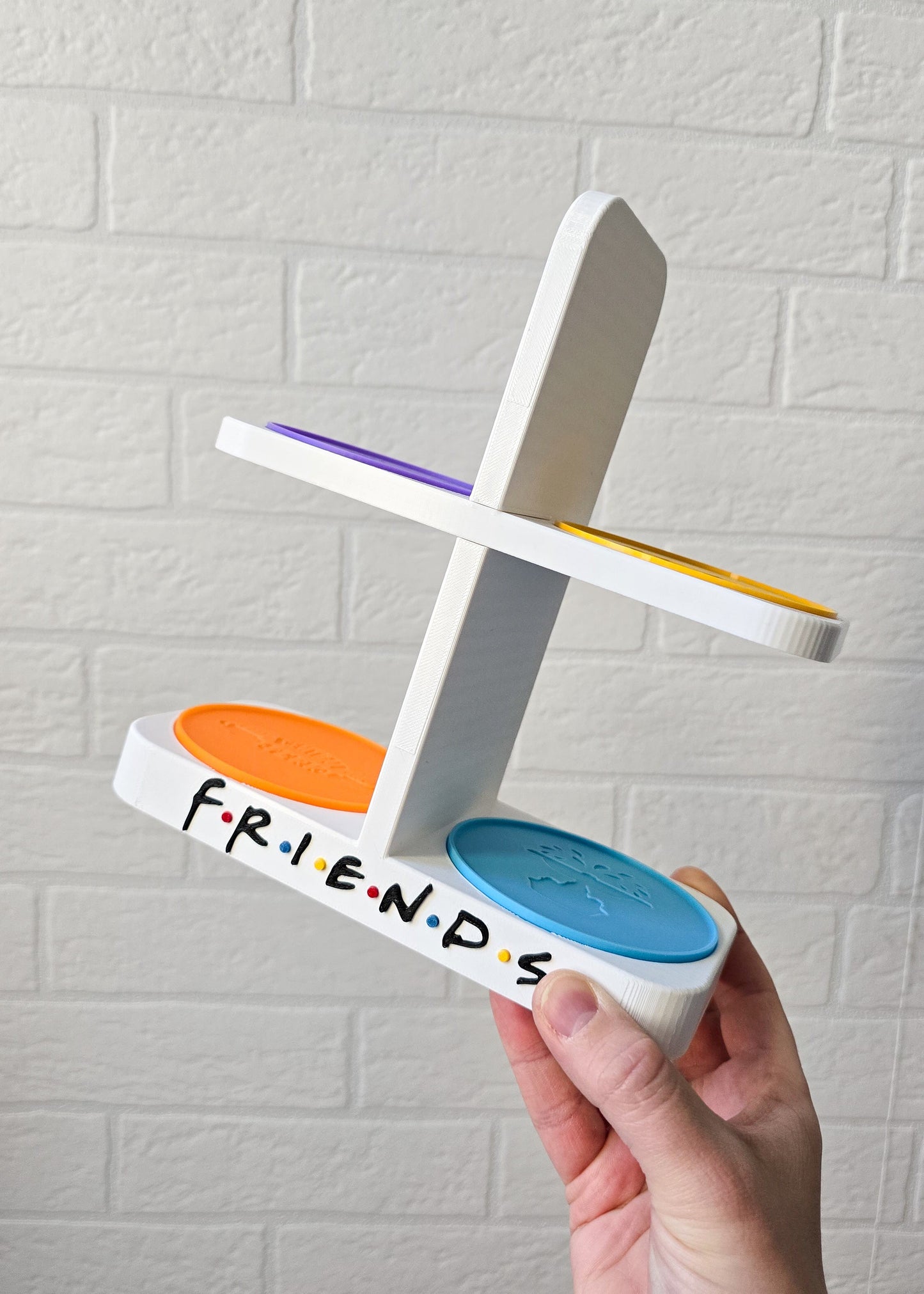 Biały stojak na kubki inspirowany serialem "Przyjaciele"