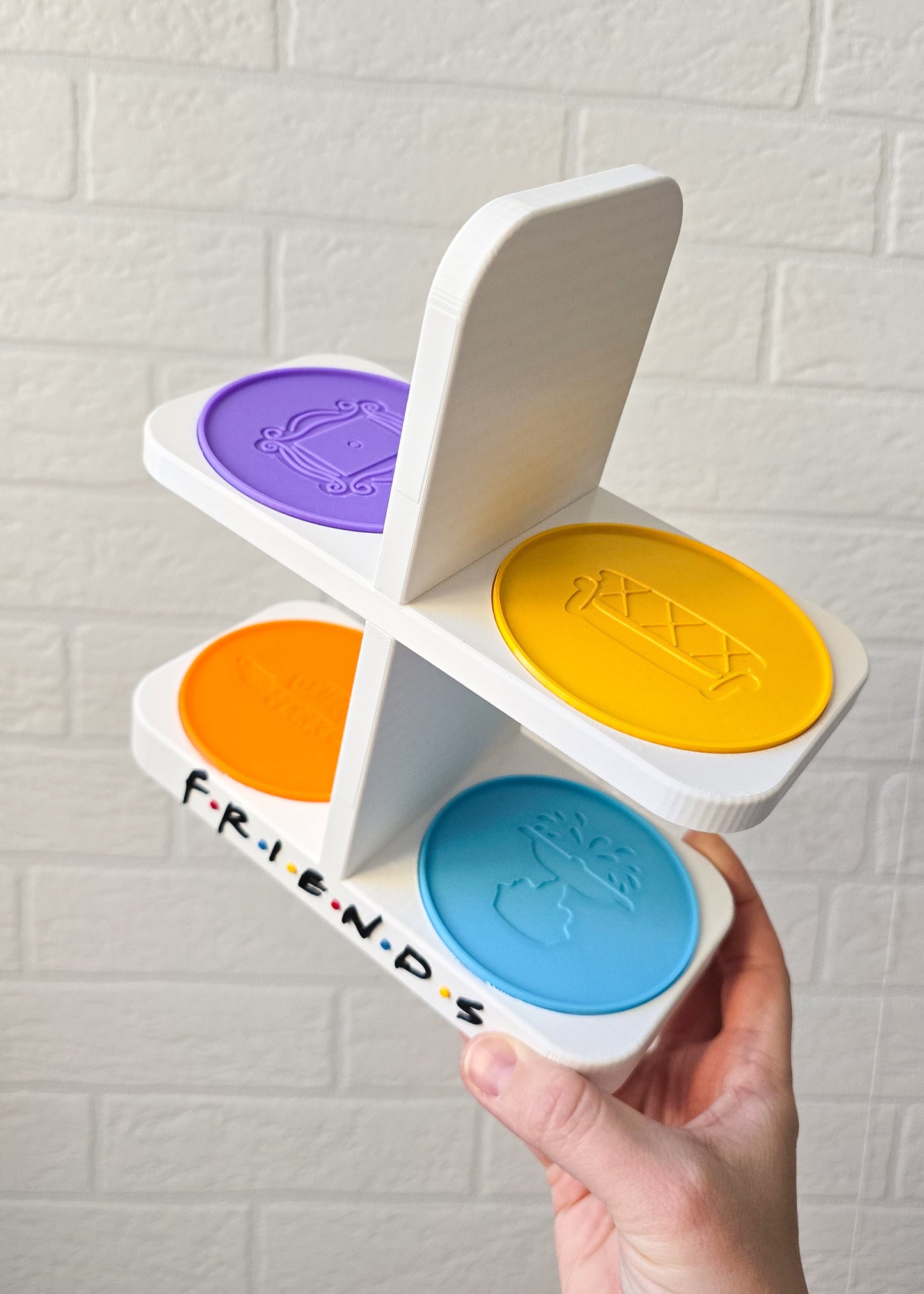 Biały stojak na kubki inspirowany serialem "Przyjaciele"