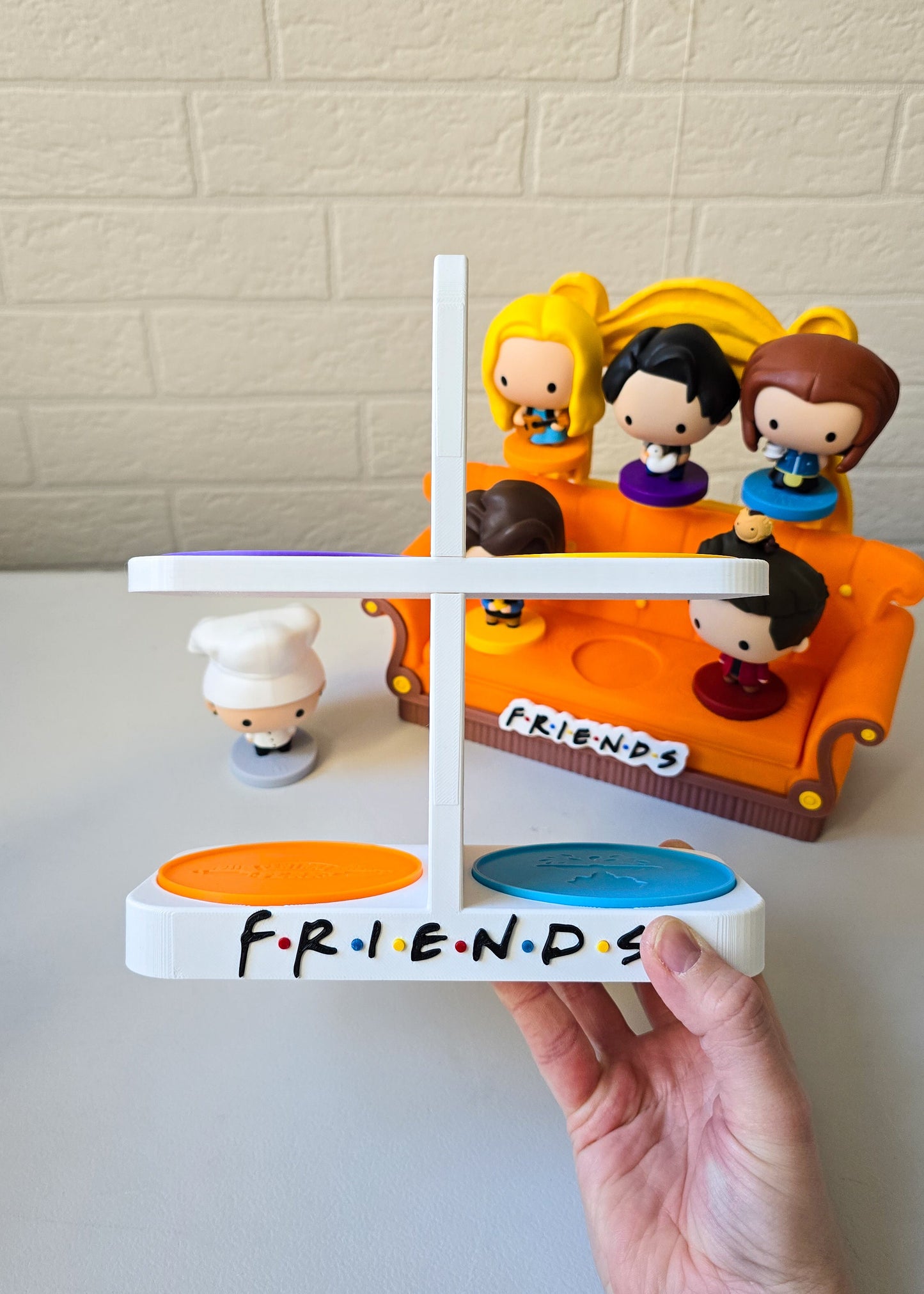 Biały stojak na kubki inspirowany serialem "Przyjaciele"