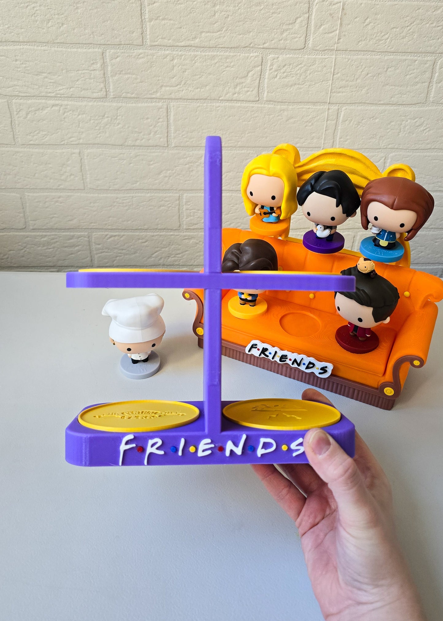 Fioletowy stojak na kubki inspirowany serialem "Przyjaciele"