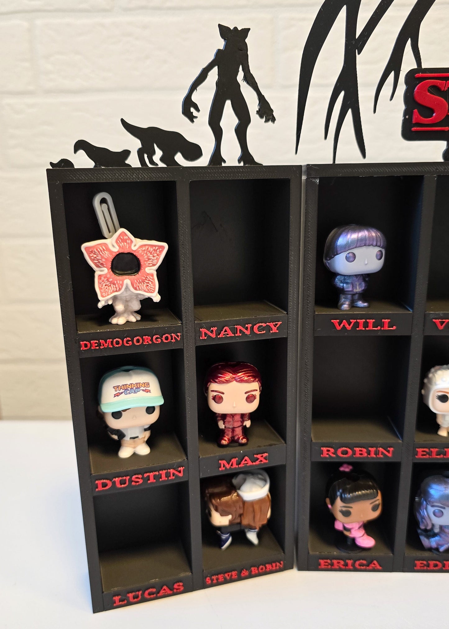 Stand na figurki inspirowany kolekcją Stranger Things