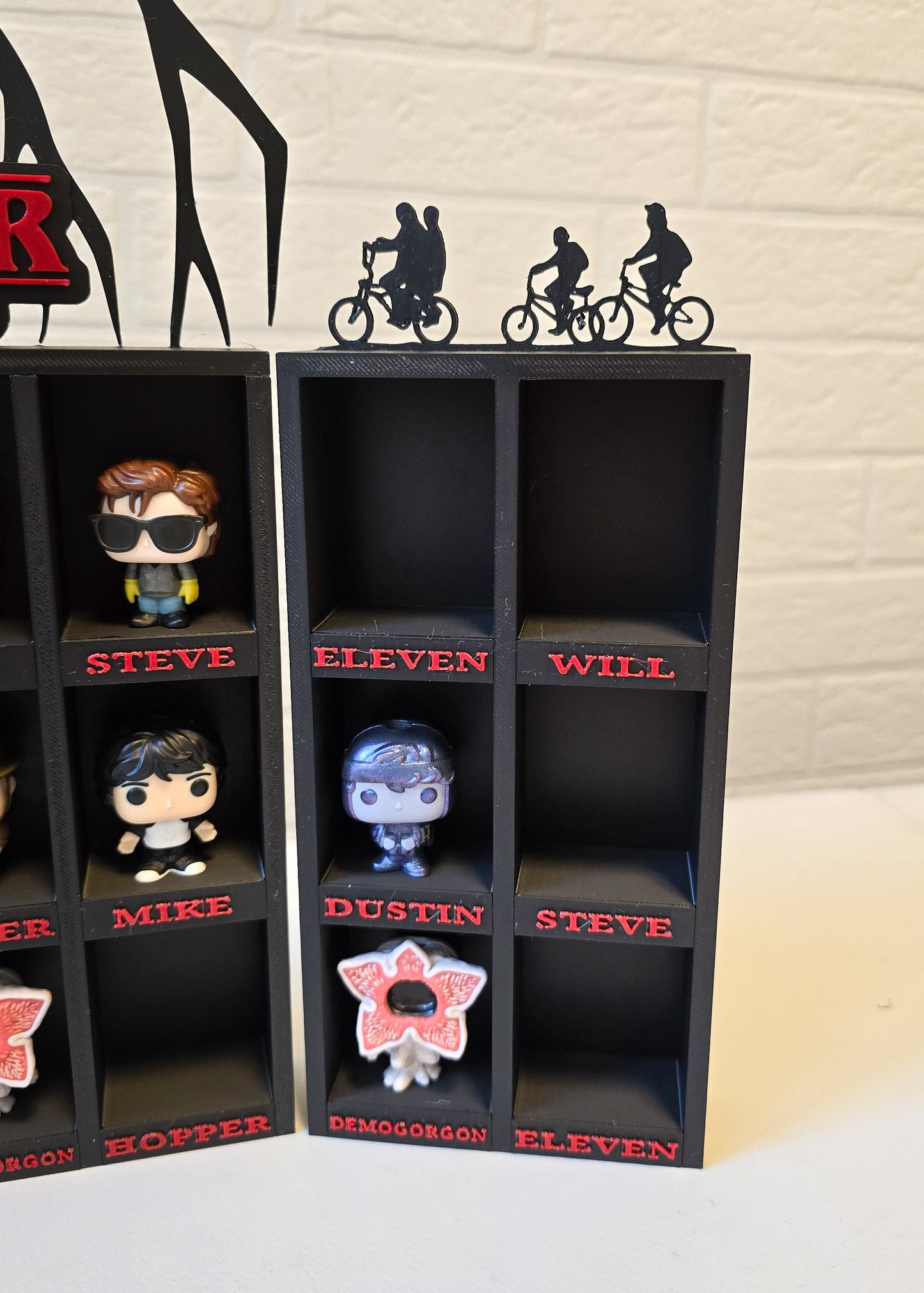 Stand na figurki inspirowany kolekcją Stranger Things
